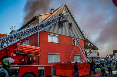 Renningen: Gebaeudebrand in Renningen Grosseinsatz fuer die Feuerwehren